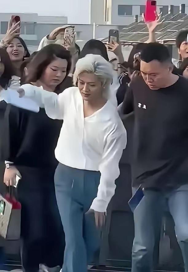 鹿晗真的老了好多，这样的白发发型已经不适合他了。造型团队还是给他换个发型吧，30