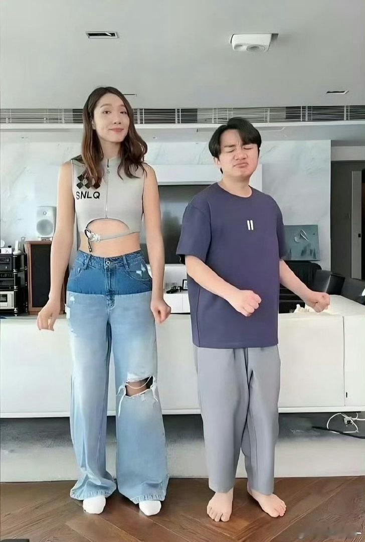 王祖蓝的裤子穿在他老婆身上秒变六分裤，夫妻俩换着穿，太搞笑了。