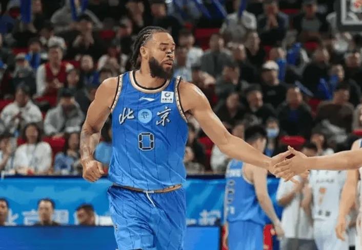 麦基来到CBA就是乱杀啊！大家都说，麦基脖子以下全是顶配，也的确，如今，凸显出