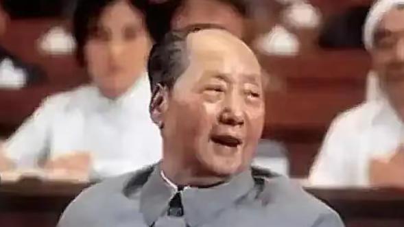1981年，有人想动手否定毛主席，胡乔木提出不再称“毛主席”，改叫“毛泽东”，但