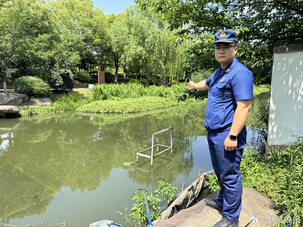 #小伙夜跑完5公里又跳河救起俩人#【杭州28岁小伙刚夜跑完5公里，甩掉鞋子跳河救