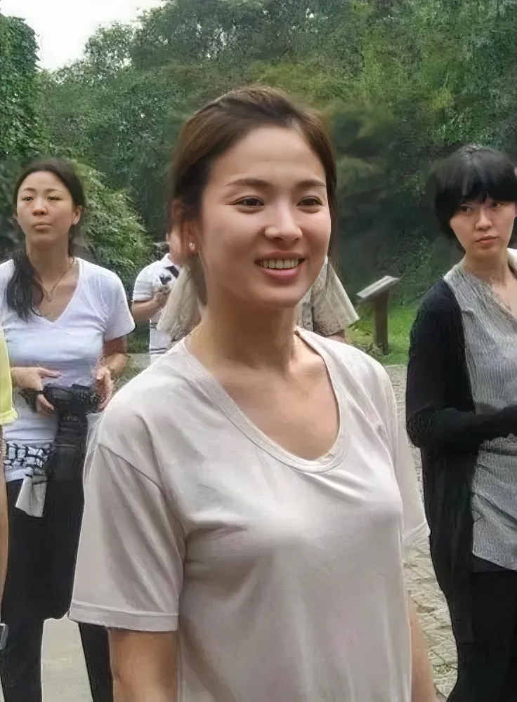 万万没有想到，这位个子不高、又黑又胖的素颜女子，竟然是大名鼎鼎的宋慧乔。看来化妆