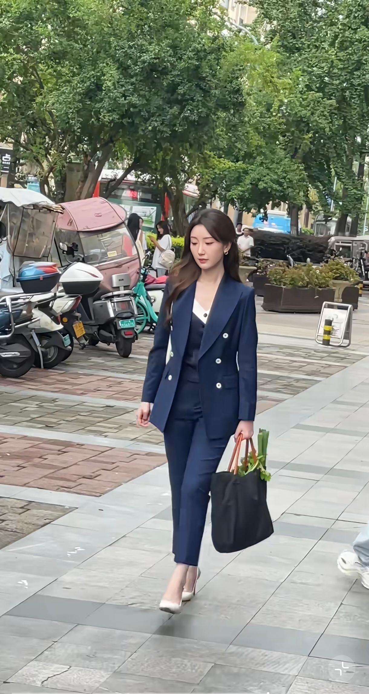 内地拍电视剧真实一点吧，谁家买菜用这个袋子＋这种高跟鞋还有精致的妆容…毛晓彤这个