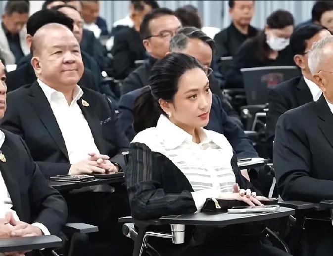 怎能没有遗憾呢,今年二月份佩通坦访华结束,还在邀请最美女保镖去她的国家游玩,如今