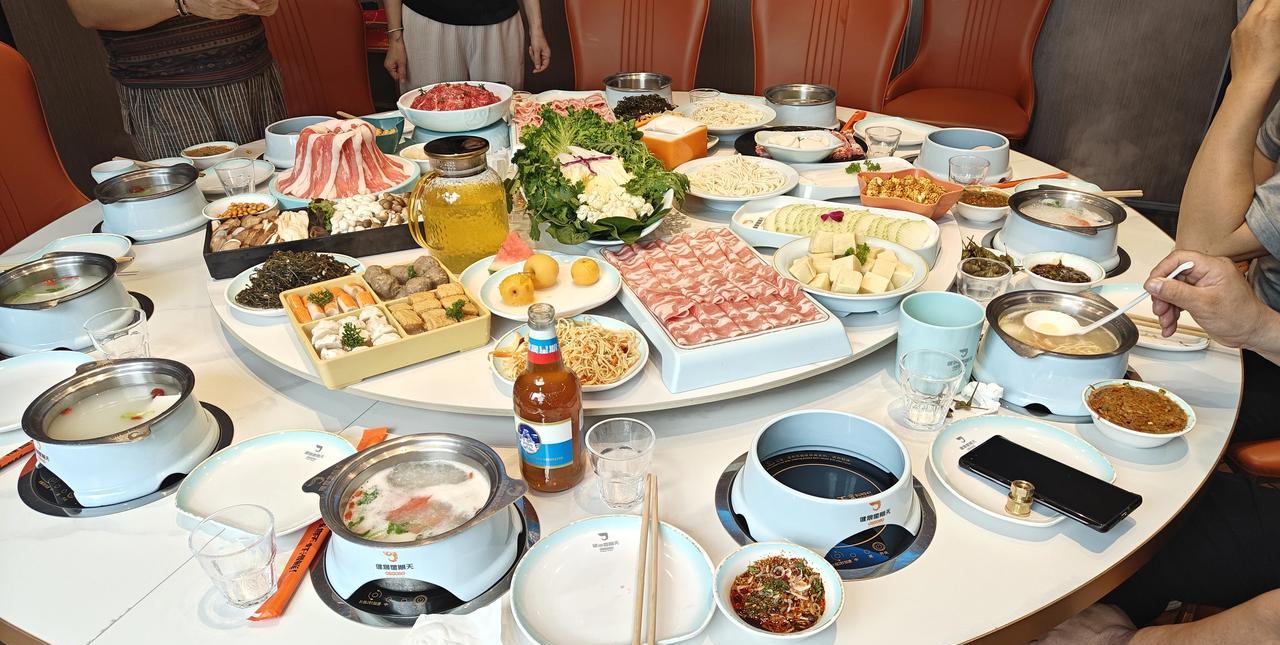 昨天中午从招商银行出来，本来打算走着去这家火锅店，在百度地图上查了一下，步行距离