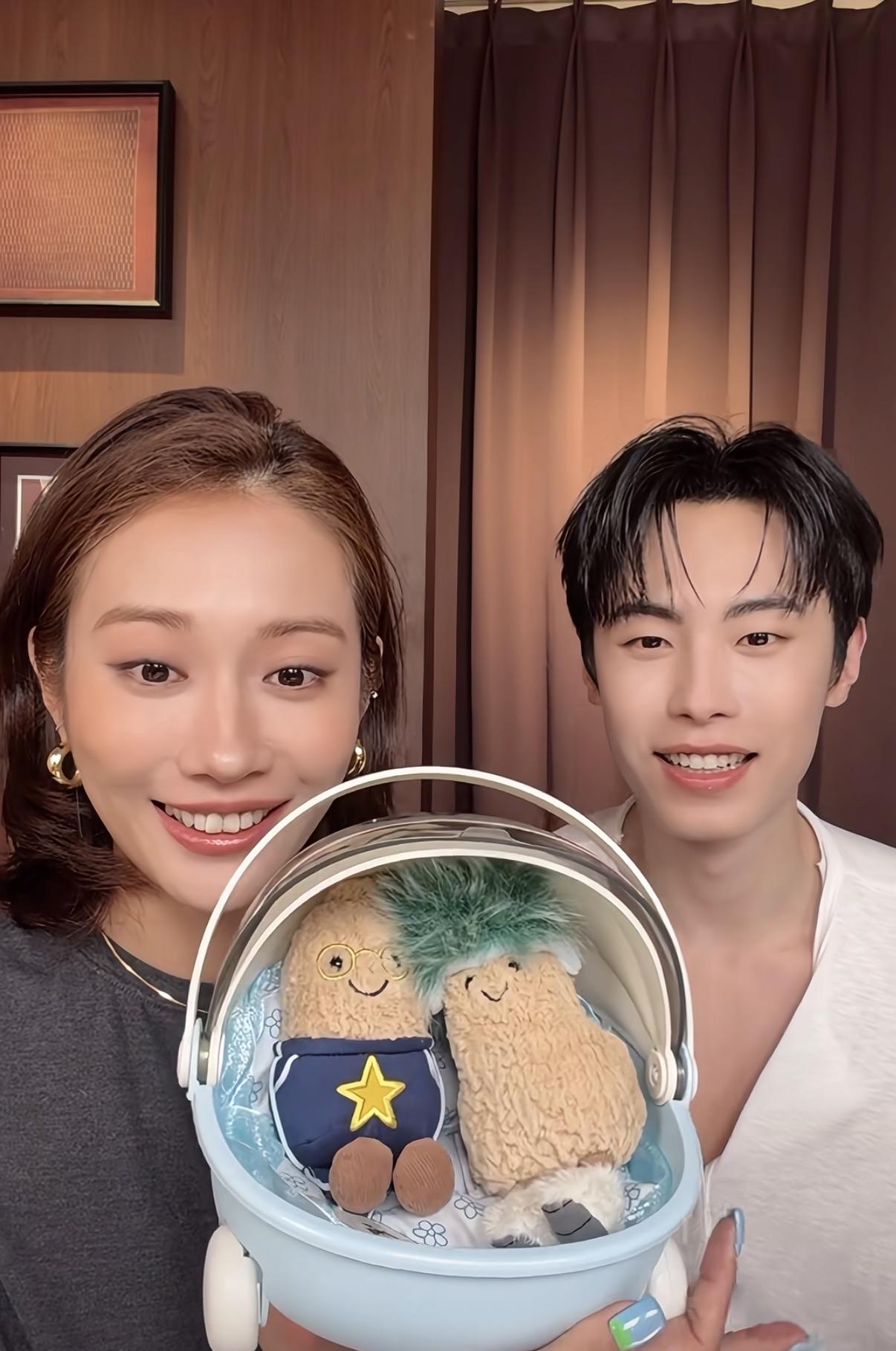 世子妃送给世子一对双胞胎，世子妃还解释一个是智多星，一个是gai溜子。世子妃