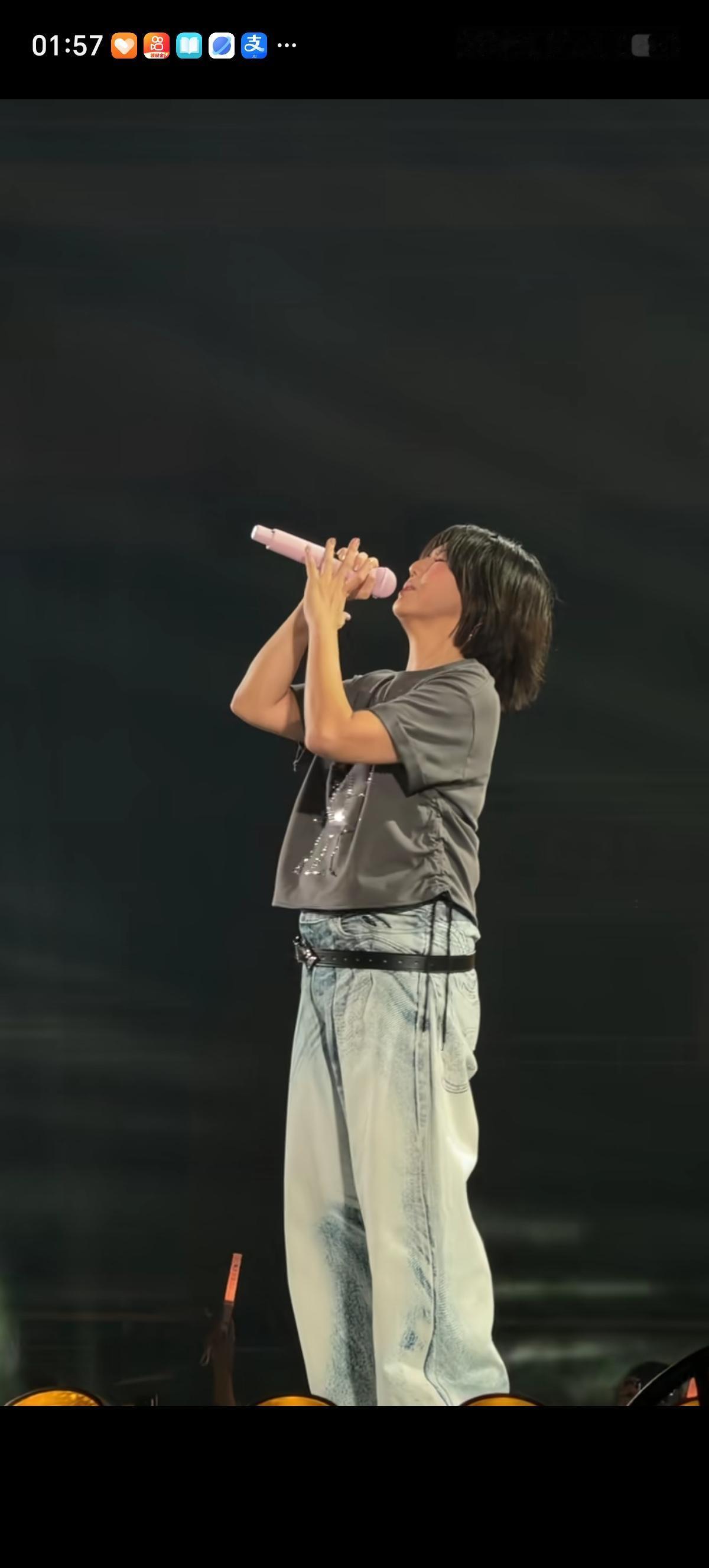 能看出来孙燕姿在演唱会上很担心掉裤子，腰带竟然卡在了屁股上。当她边唱歌边举起双手