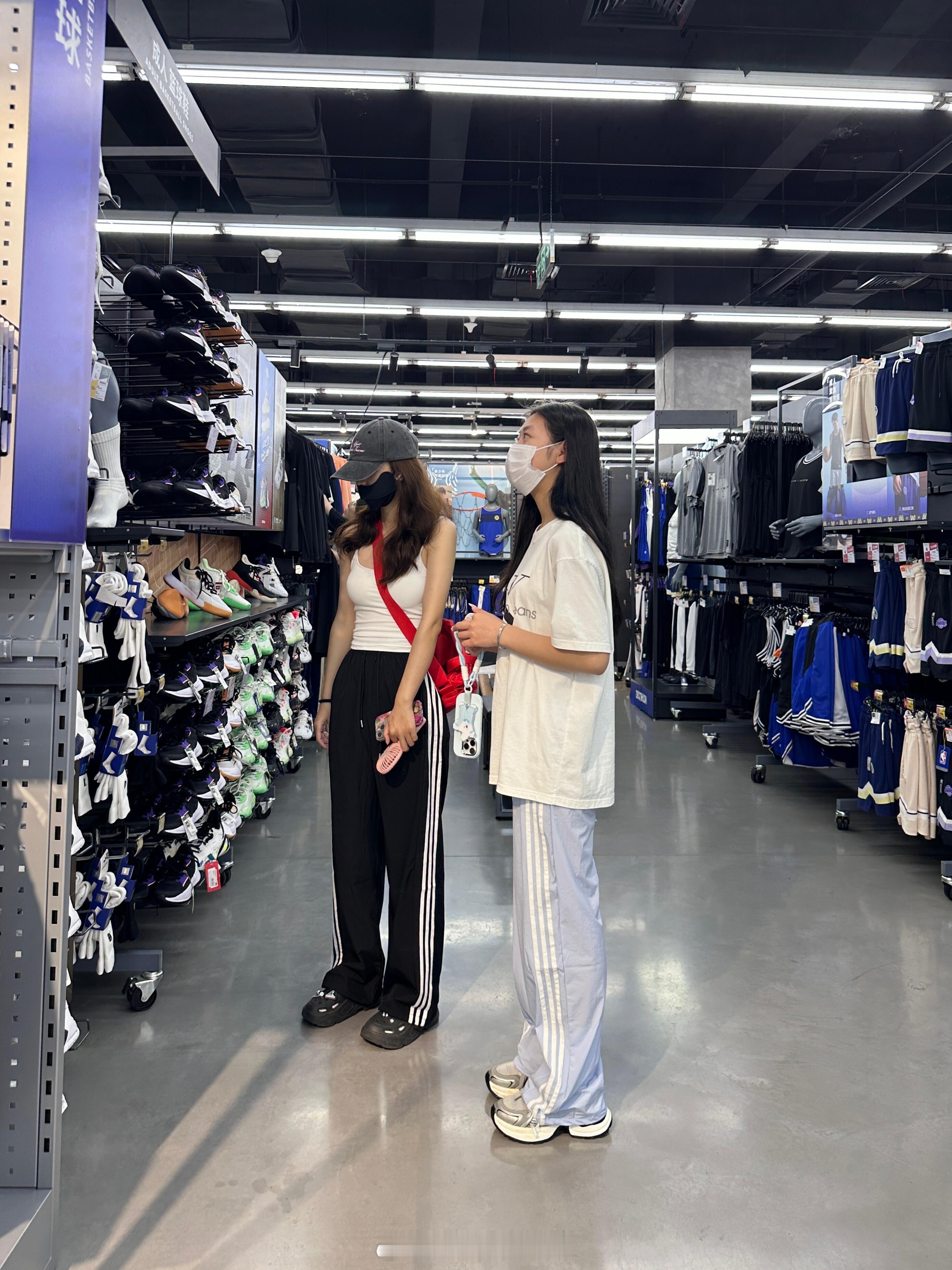 vocal！！逛迪卡农看到的！！！啊啊啊姐妹们这条运动裤怎么说呢，就是那种看起来