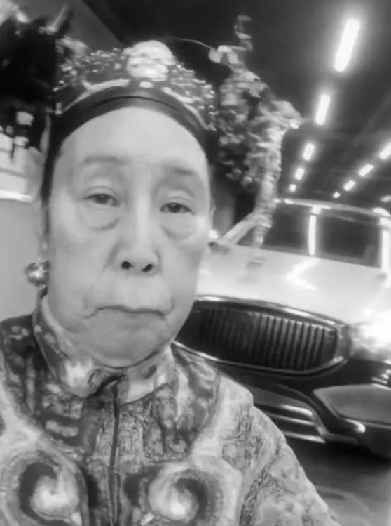 1900年，慈禧狼狈逃窜至山西首富乔家，临行时，慈禧让乔家借她10万两，乔