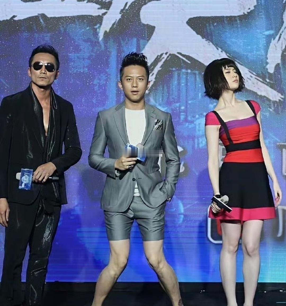 邓超原来早就走上抽象这条道路了，旁边是刘亦菲我都没认出来​