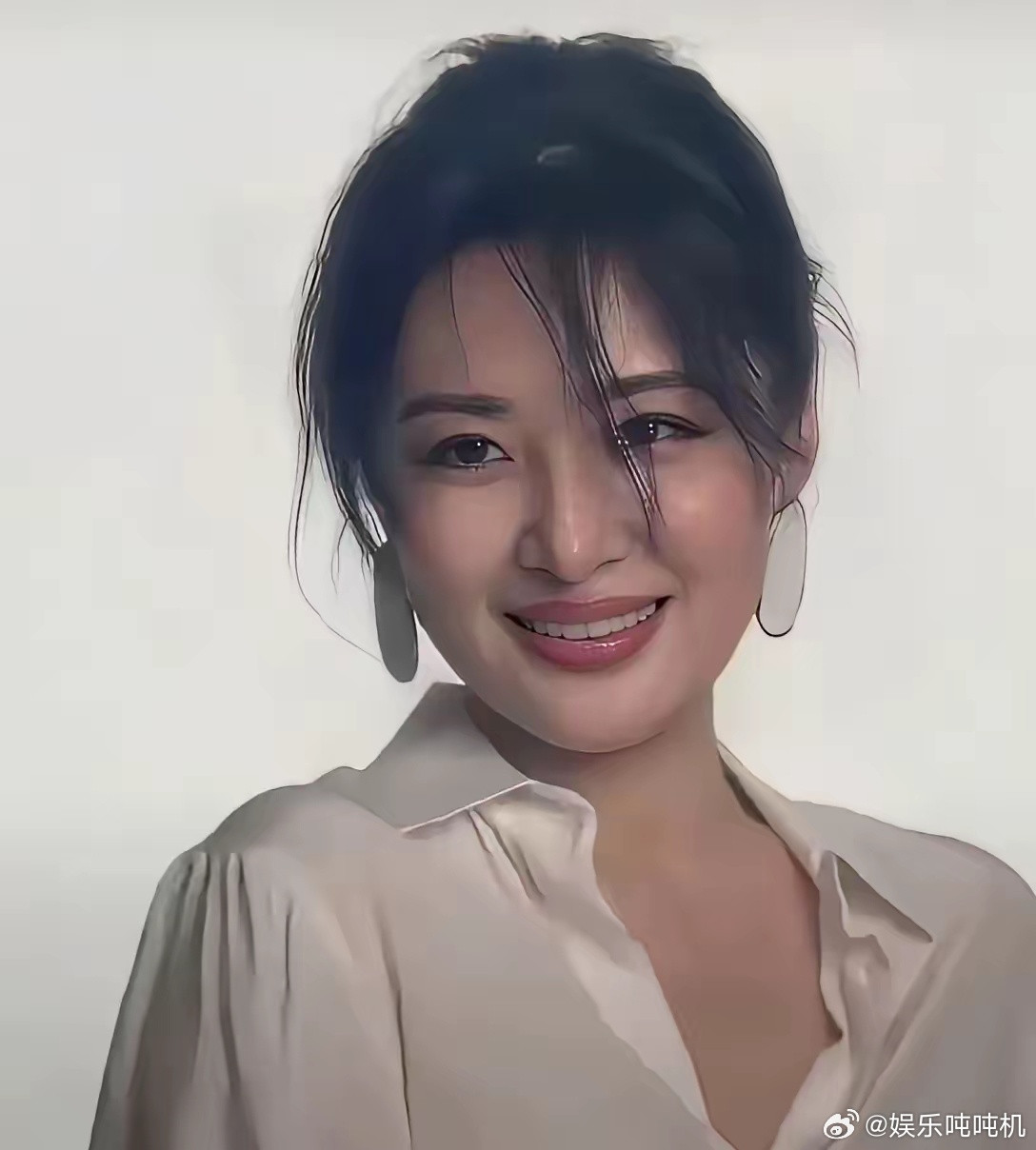 我老公看到58岁周涛她转型去拍短剧他沉默了一会，突然说了一句，果然法拉利老了还是