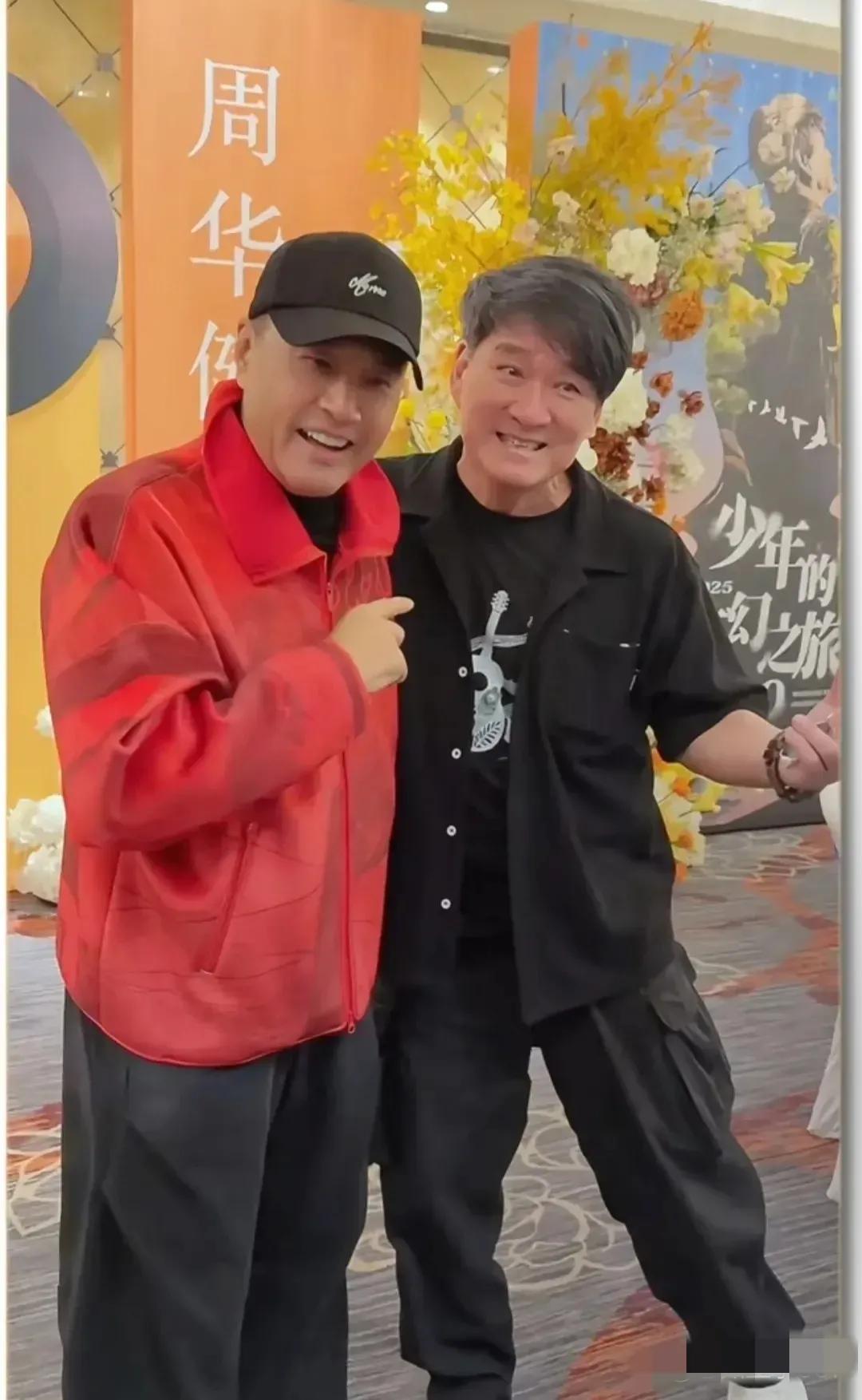 画面中67岁的于荣光身着红上衣头戴鸭舌帽，看上去胖瘦合度，硬朗挺拔，气色盈和，忒