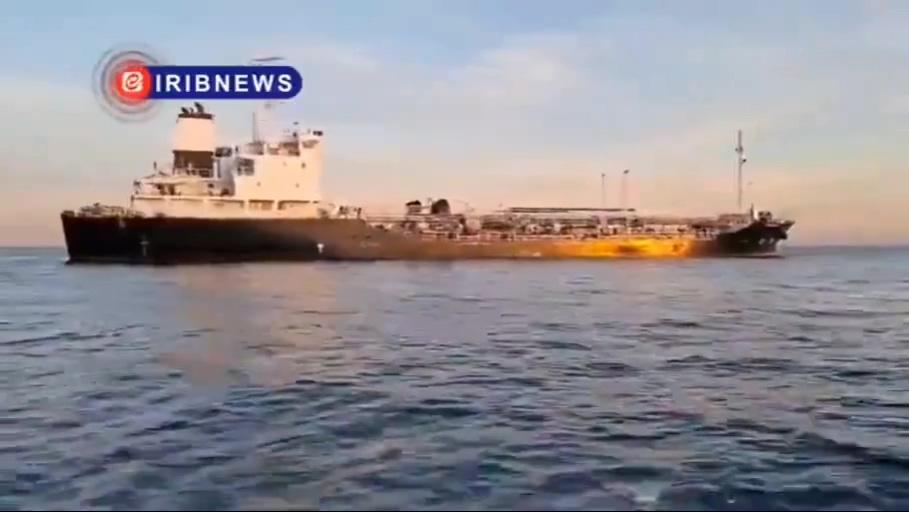 伊朗出手了，连续扣押2艘油轮！美国扣船抢油行动，终于触发连锁反应！近期，美国