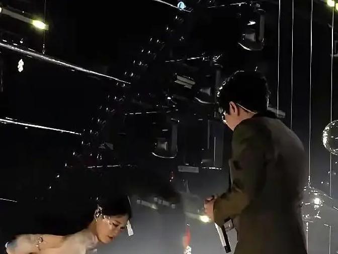 失误现场，她先鞠了个躬跨年那夜，沈佳润开口跑调，声音抖得比鼓点还快。观众刚