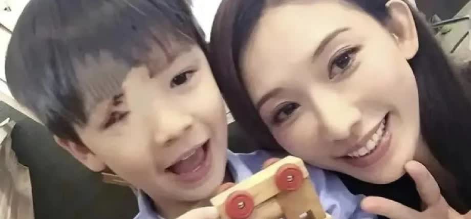 50岁林志玲，今天发文说自己脸部过敏了，带着儿子现身戛纳，这五十