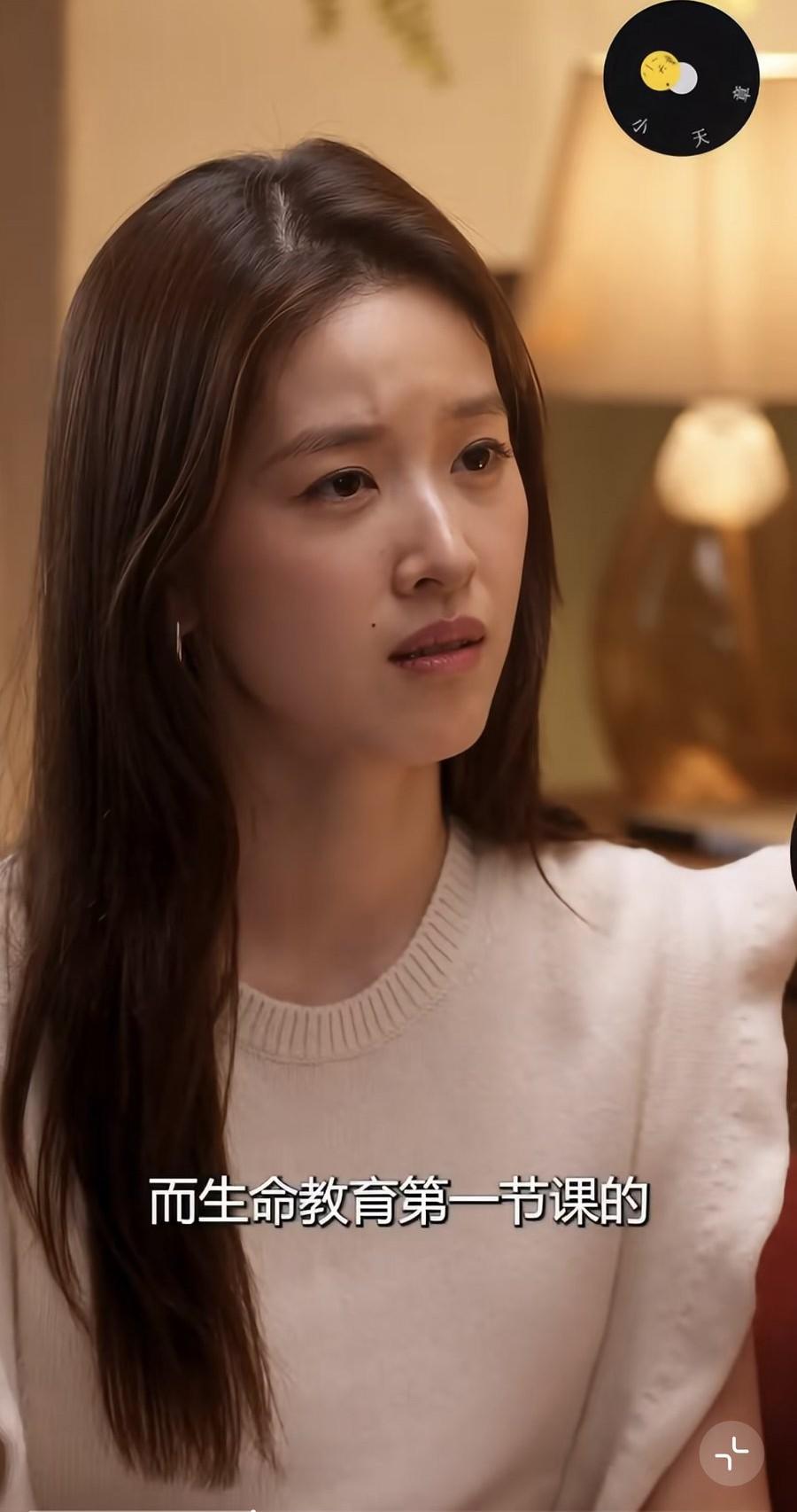 章泽天不愿做家庭主妇，春节过后再露面做节目，表情凝重像听故事一样，很认真很坚决！