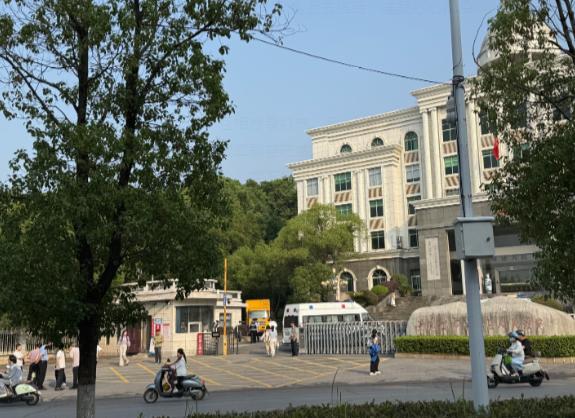 52万庭审：两个家庭的反差6月2日这天，瓷都的天气有点闷，空气里还带着湿气，