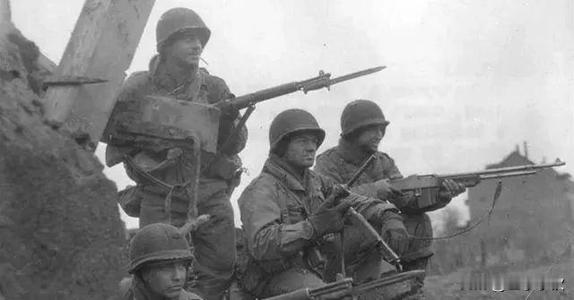 虽然M3冲锋枪有一些优点，适合大批量生产，但在实战中也出现了一些缺点。首先，M3