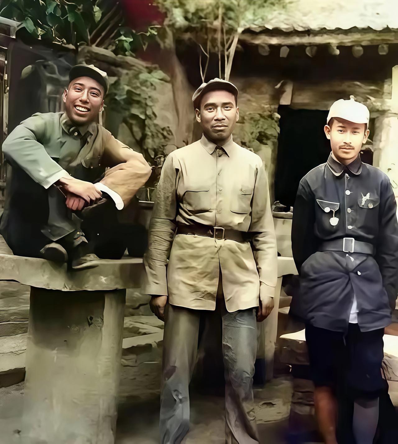 下图是1937年的一张经典合影，照片中从左至右依次是：王震、朱德、关向应。照