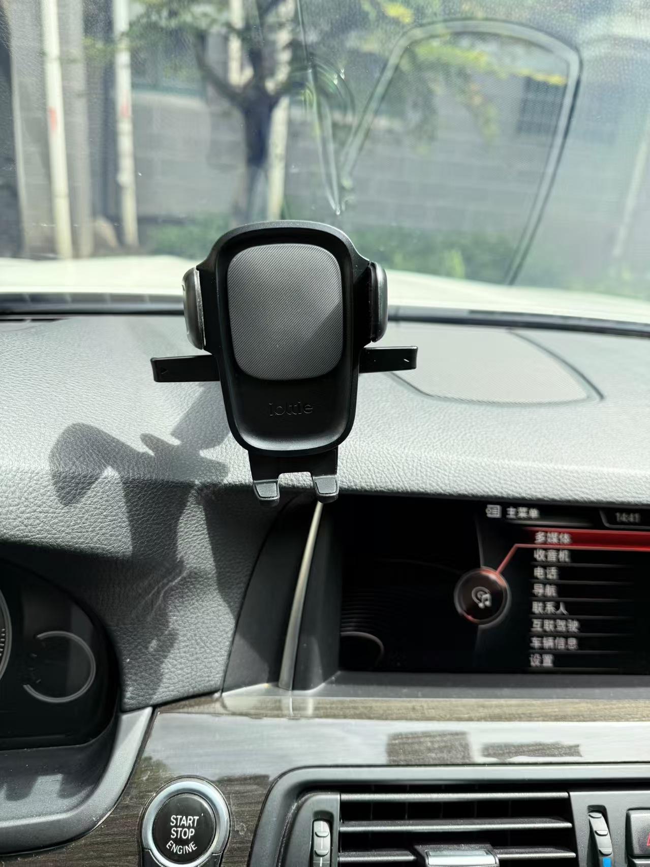 前两天我爸开车送我去高铁站，半路手机又从支架上掉下来了。去捡手机的时候，差点追尾