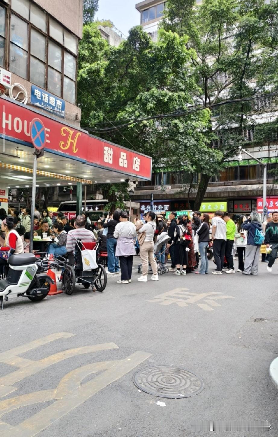 佛山人都疯了？辉记甜品排队排到马路中央！谁懂啊家人们！今天路过佛山老城区，