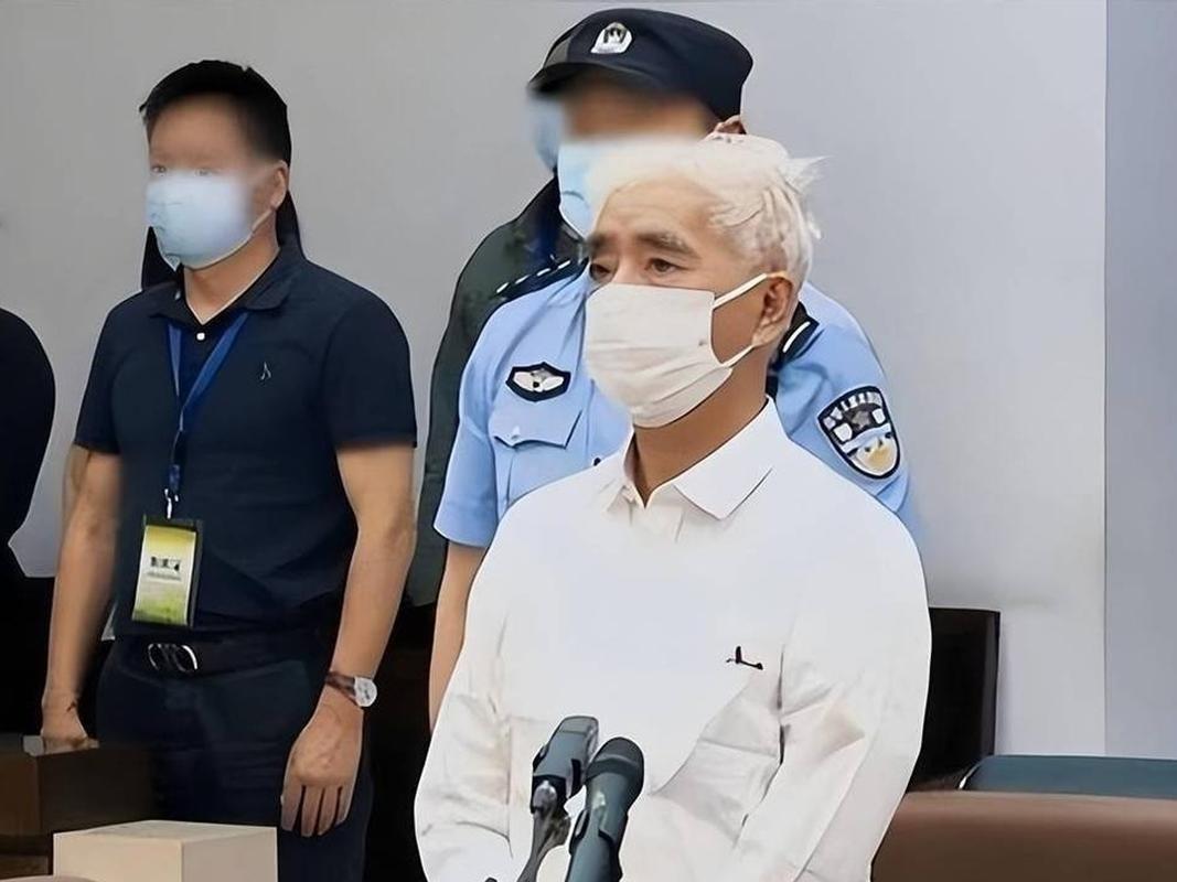 谁能想到，那个整天在饭局上和你称兄道弟、动不动就回国捐钱修学校的“爱国华侨”，背