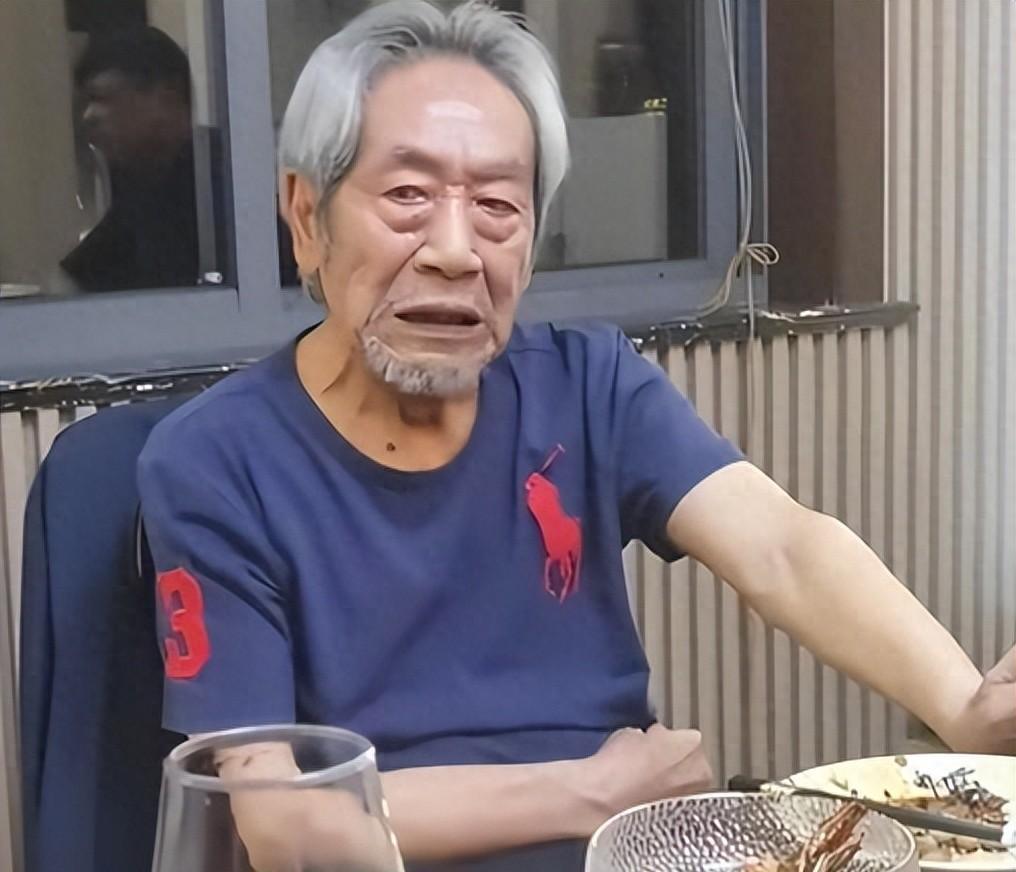 80岁的老戏骨王奎荣满头白发，看着确实显老，可小他37岁的娇妻饶芯语依旧风韵犹存