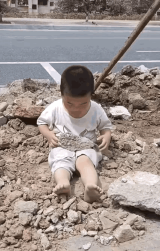 如果家长假装没看见，我猜小朋友不会哭[捂脸哭]