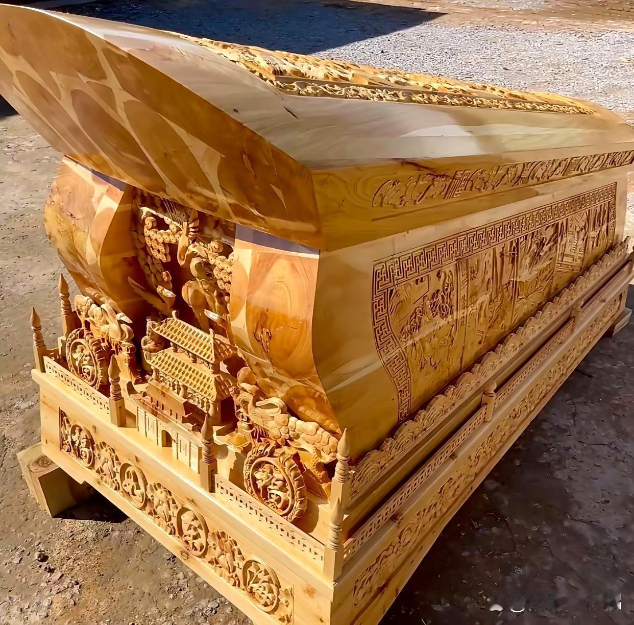 乖乖，这么气派的棺材，没个好几万可搞不来，看样子普通人家的老人还真躺不了！