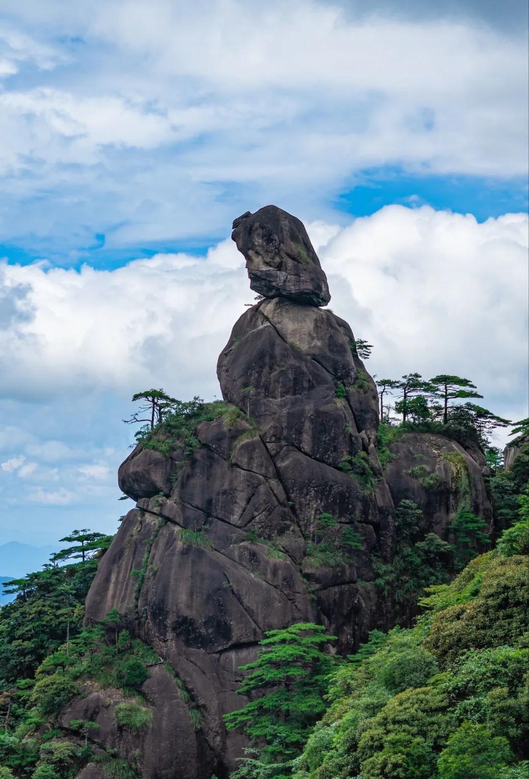 这会儿，7:56，闺蜜已经给我发回三清山美图（图二）。昨夜又是失眠，2:00