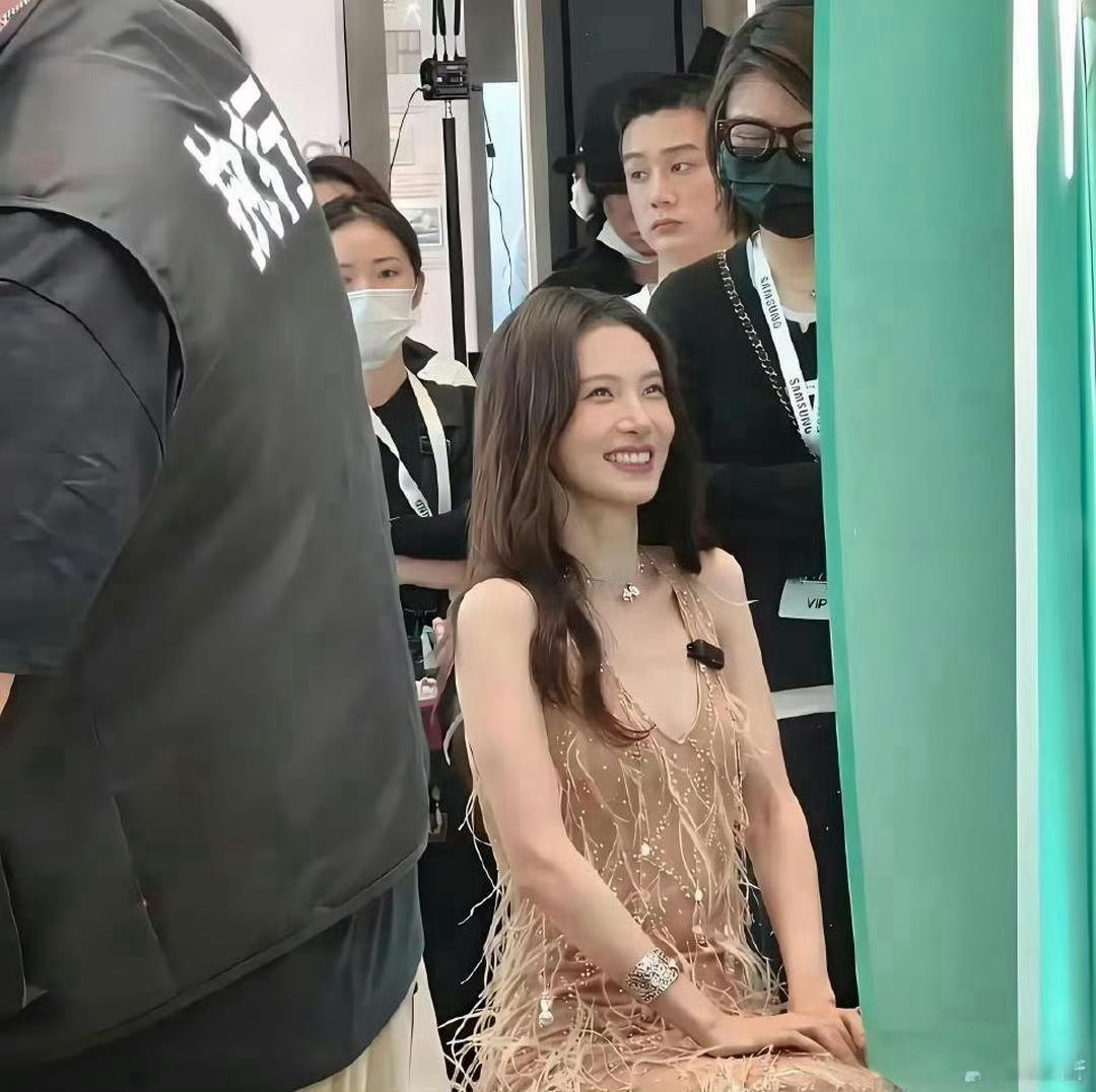 这是金晨吗差点没认出来电视上看起来一般般没想到真人这么好看​​​