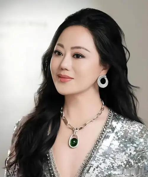 一位高校辅导员说："说句难听话，有些女大学生真是不要脸。每天都有豪车停在校门口