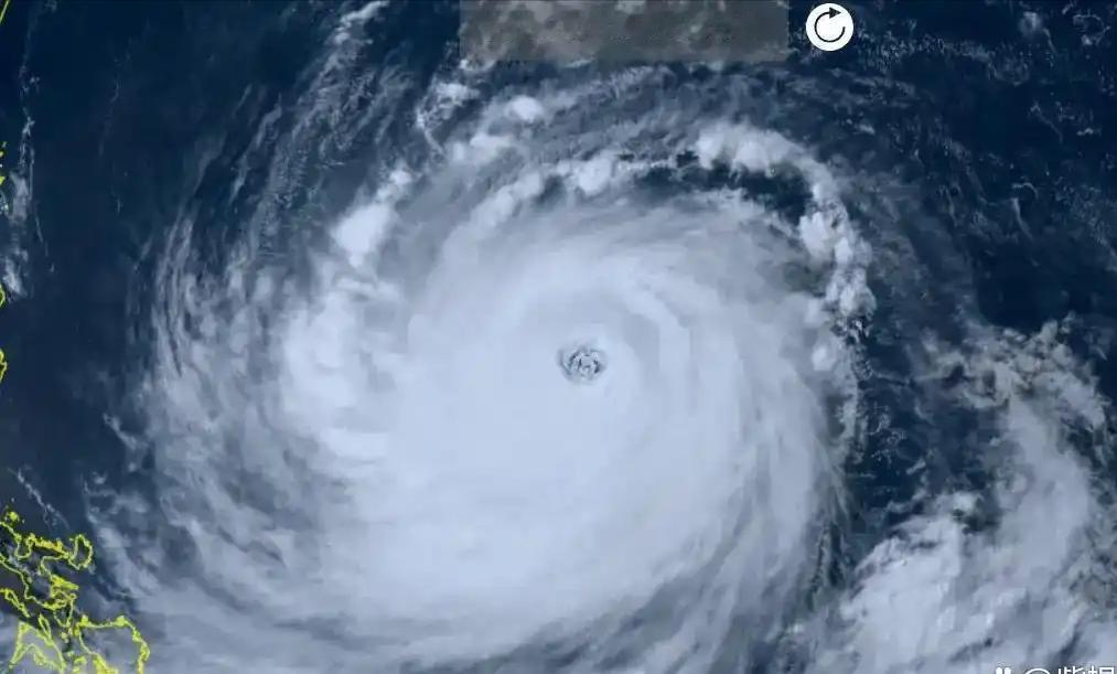 整个亚太气象圈都直呼看不懂——谁也没料到，来势汹汹的巴威，会走出这么一条离谱