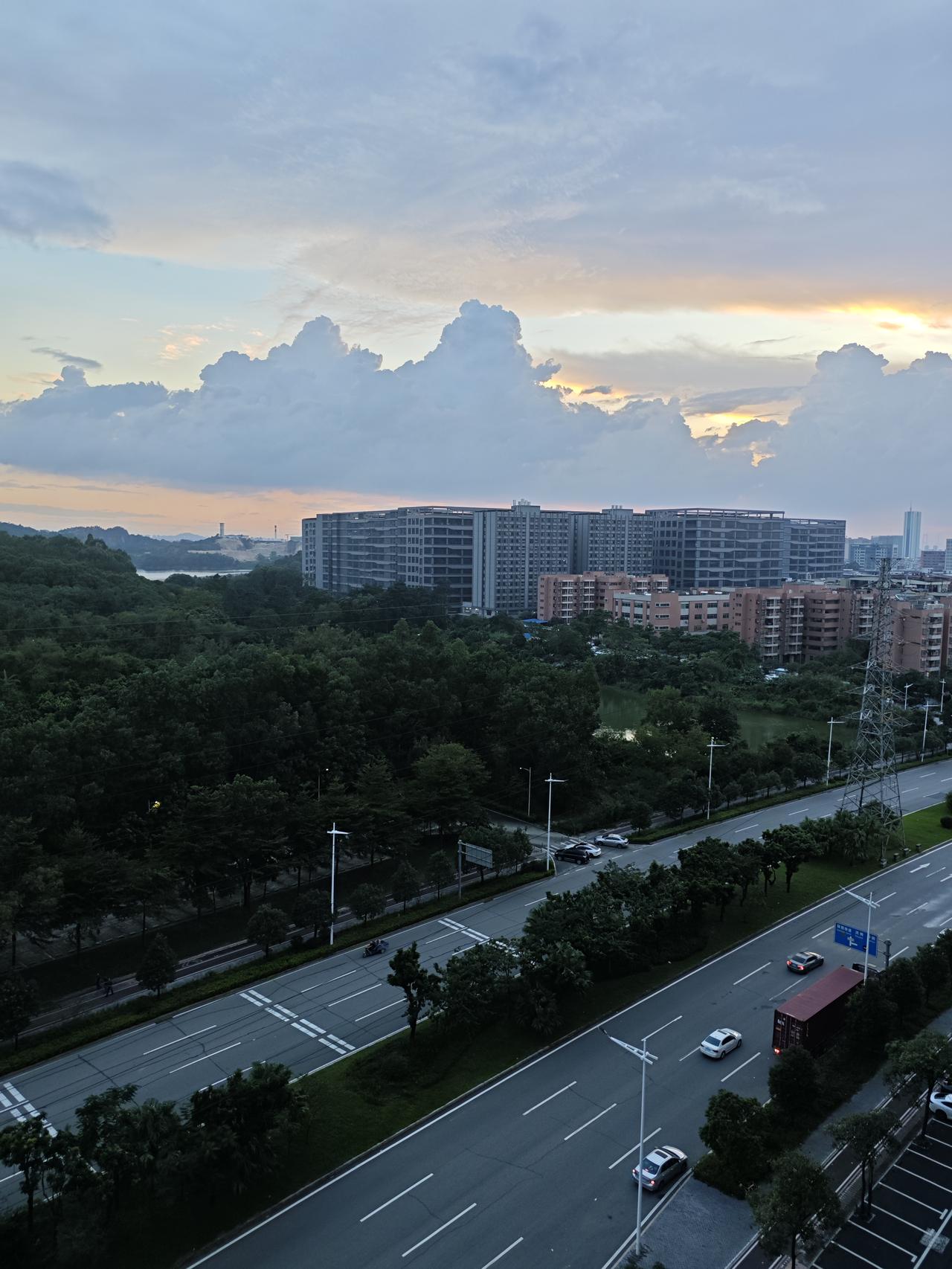 有车有房就真的那么有优越感吗？我是不赞同的。我周围的同事很多都已经买了车买了房
