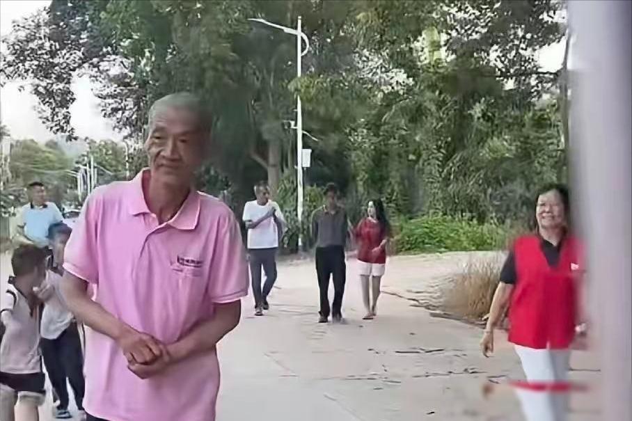 “搬水泥大叔”的家庭情况曝光！没想到他的妹妹这么好，邻居出来透了底。老汉这番落叶