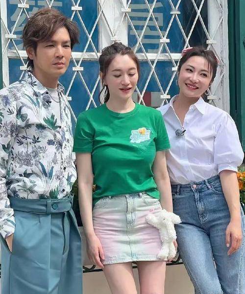 难怪李小冉那么受大佬欢迎49岁李小冉雪白肌肤和傲人的事业线陈数说才14岁的中