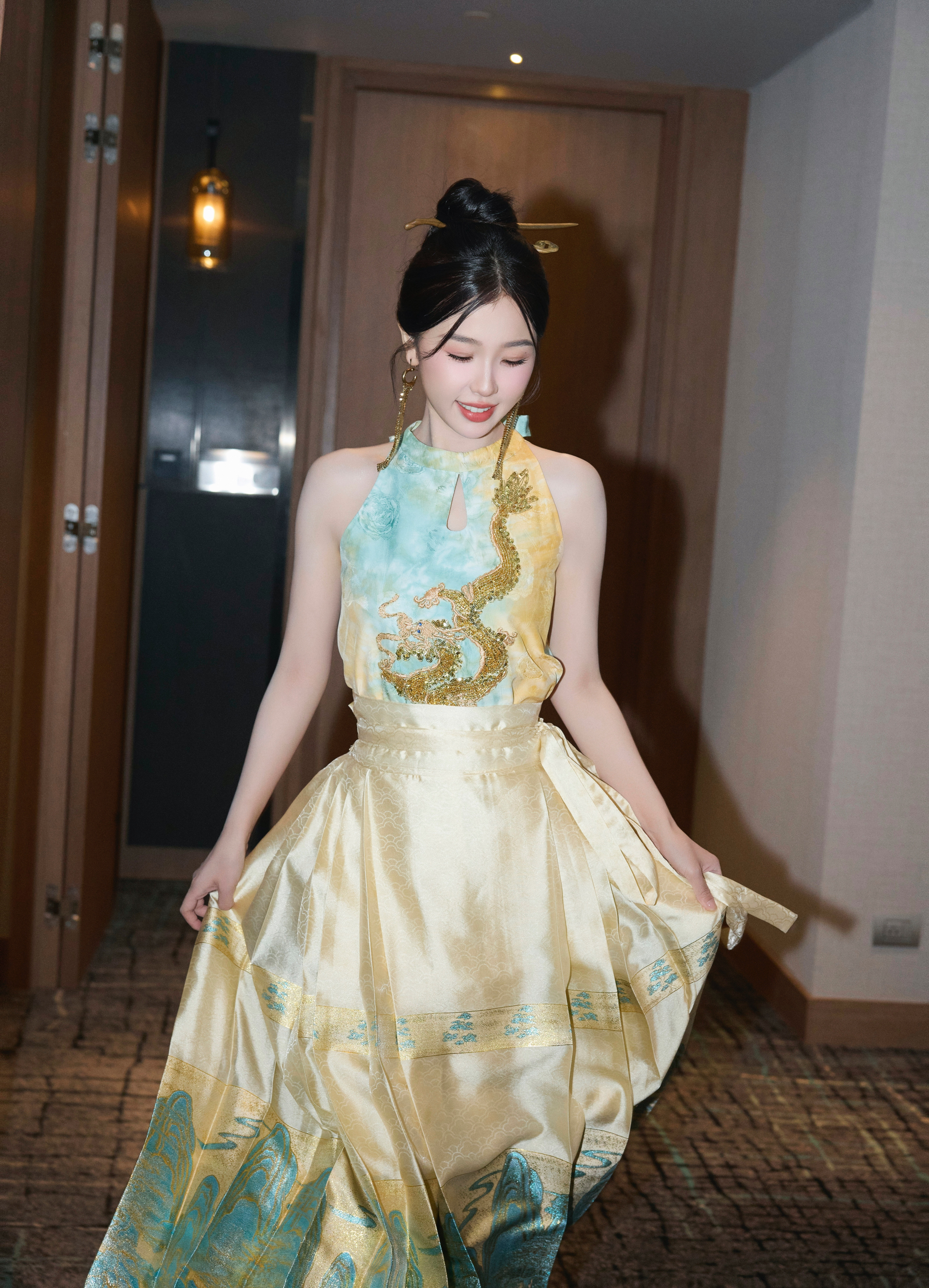 虞书欣东方浪漫穿搭：秀雅温婉，绽放妙趣盎然。虞书欣