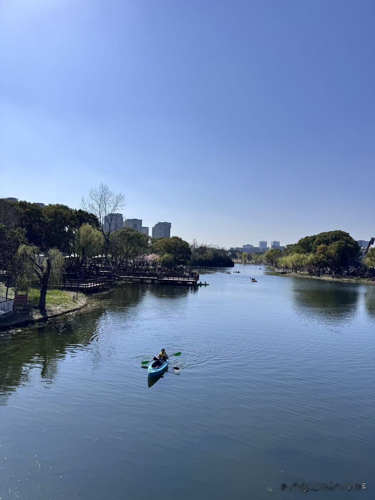 昨天陪朋友去签（租）约了。她有套小房子，上个租期满了，又挂出去租，空窗20天