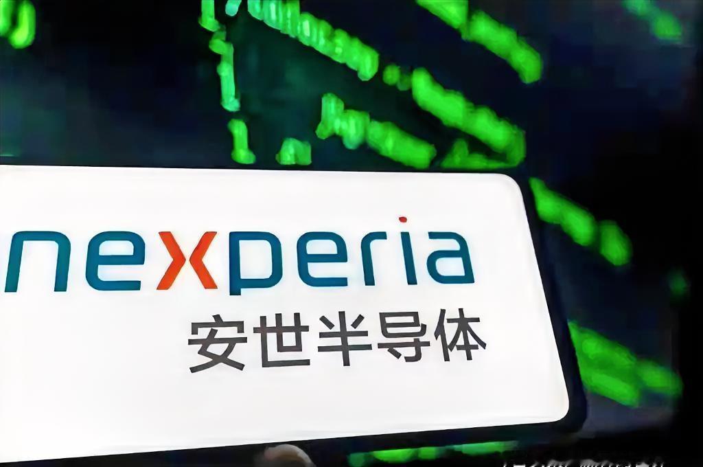 9月底荷兰突然搞“突袭”，拿几十年前的老法律接管了闻泰100%控股的安世半导体，