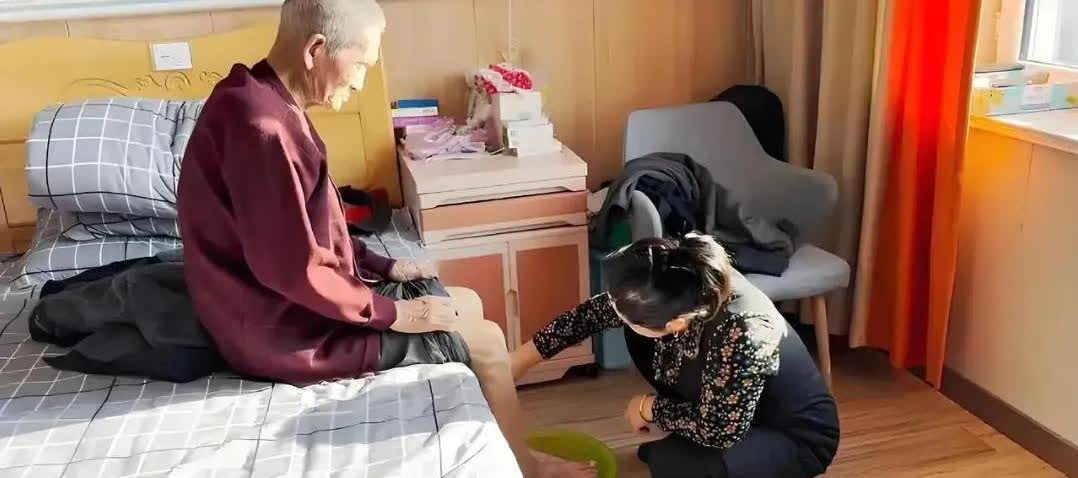 家人们，今天这事儿可太让人感慨了！四川广安的一位大爷，儿子早逝，多亏儿媳不离不弃