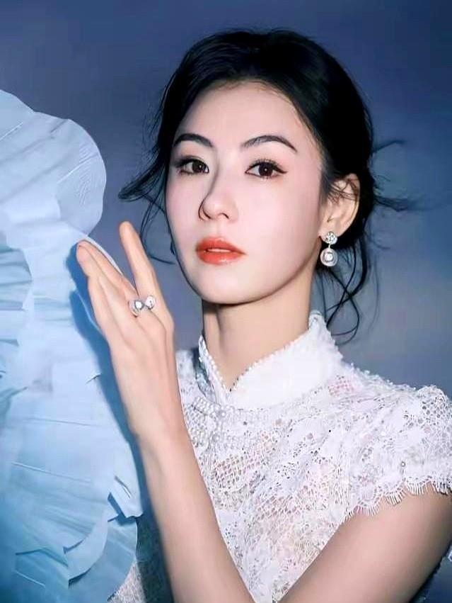 张柏芝三胎真相曝光，和所有八卦剧本都不一样。她在镜头前摆弄儿子的小袜子：“当时