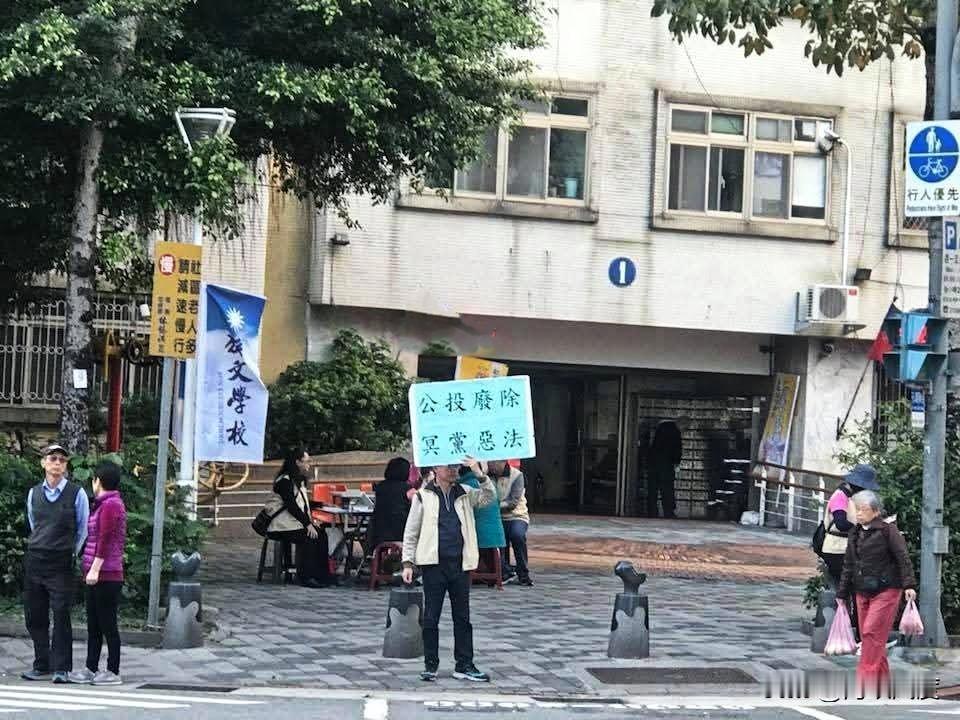 张亚中的抗争：此时无声胜有声！张中亚中今天在脸书上发了一张图片，和一个文章链接