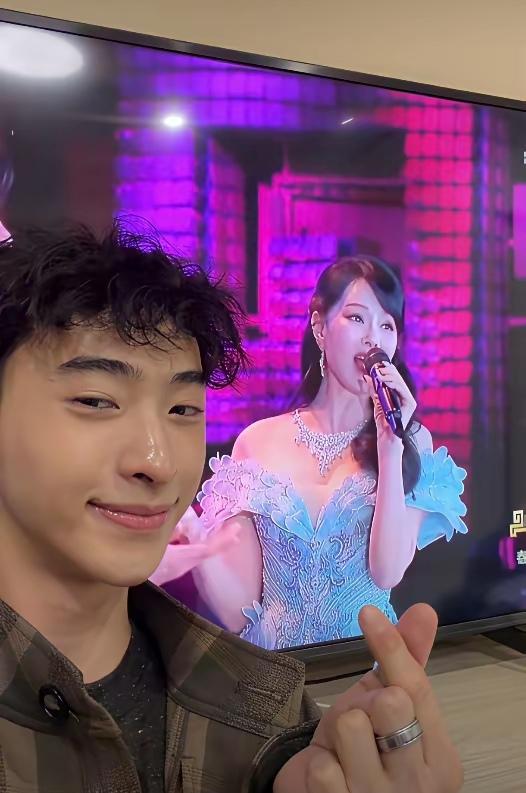 穿吊带裙被骂妖孽？除夕夜这记“耳光”扇得真解气前几天翻到条旧新闻，伊能静带