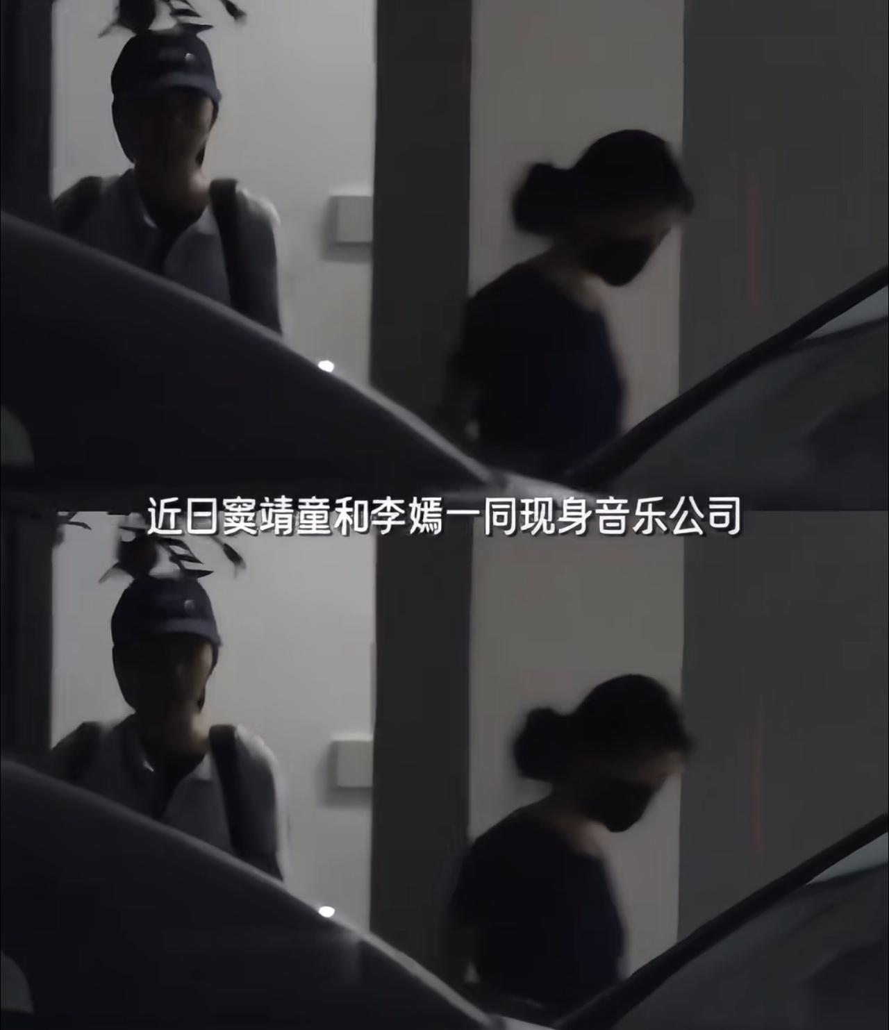 20岁李嫣陪姐姐窦靖童工作，穿一身黑气质清冷，挽着头发和妈妈王菲太像了。9月