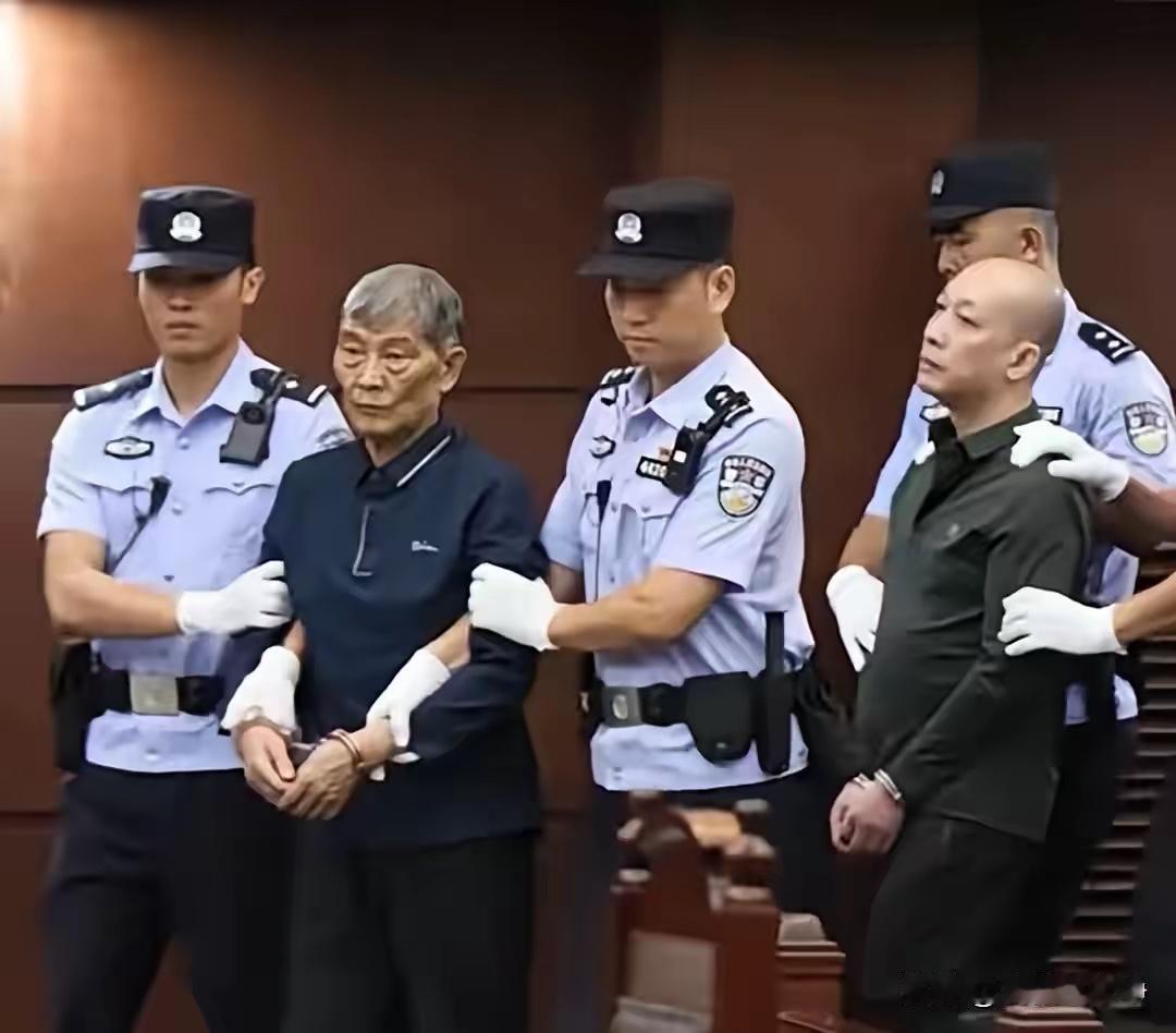 他竟然逃过了最终的审判，死在了一审判决后二审及死刑复核前！人们对他的早死还是有些