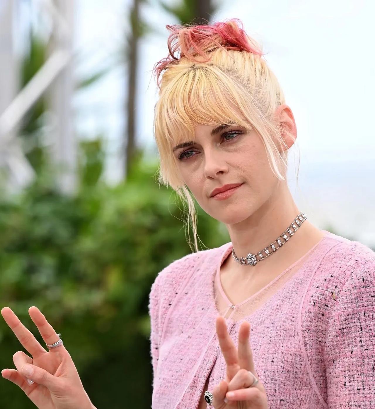 小K亮相戛纳，粉色的香奈儿女郎！这次装扮有点子不伦不类了。以前那个气质不见了。