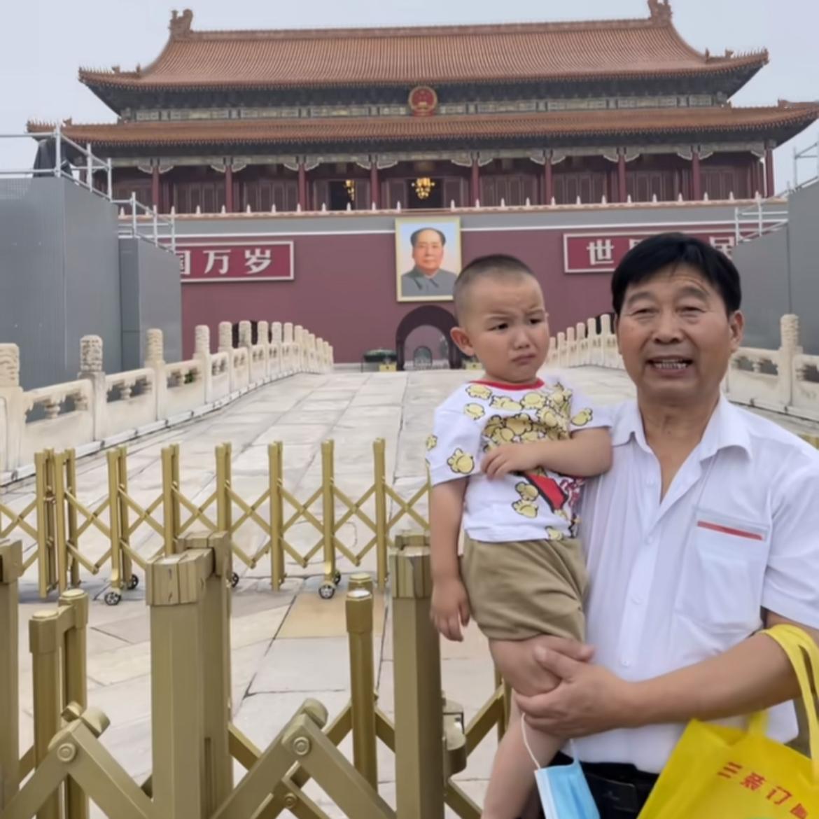熊磊分享跟公婆一起的合影照片，看着一家人喜乐融融，转眼间，那位慈祥的老人已经不在