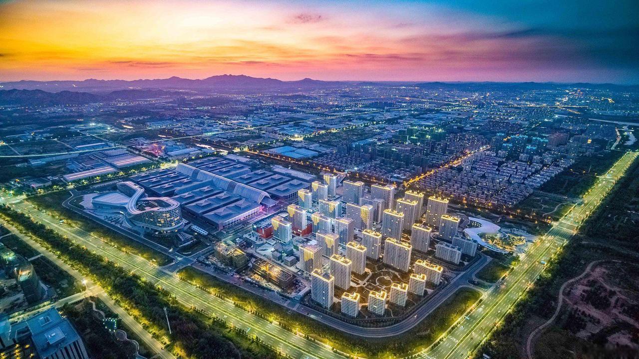 9年前，5100亿砸了进去，建设了一个面积相当于三个纽约市的新城——雄安。现在，