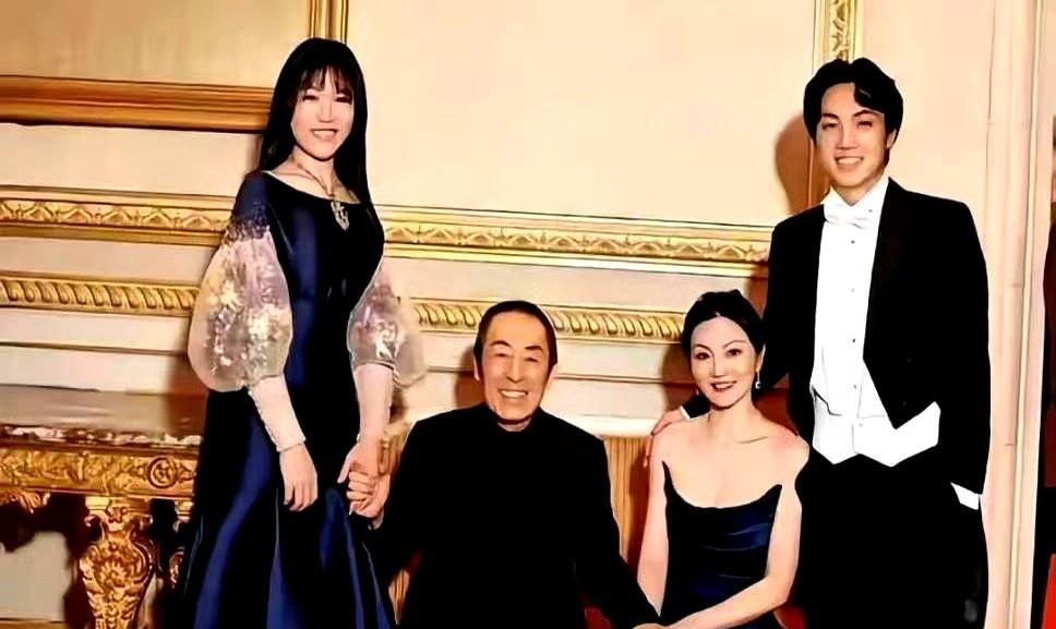全网都说张艺谋儿子不像他，直到《满江红》片场那张照片流出，我才发现，所有人都看走