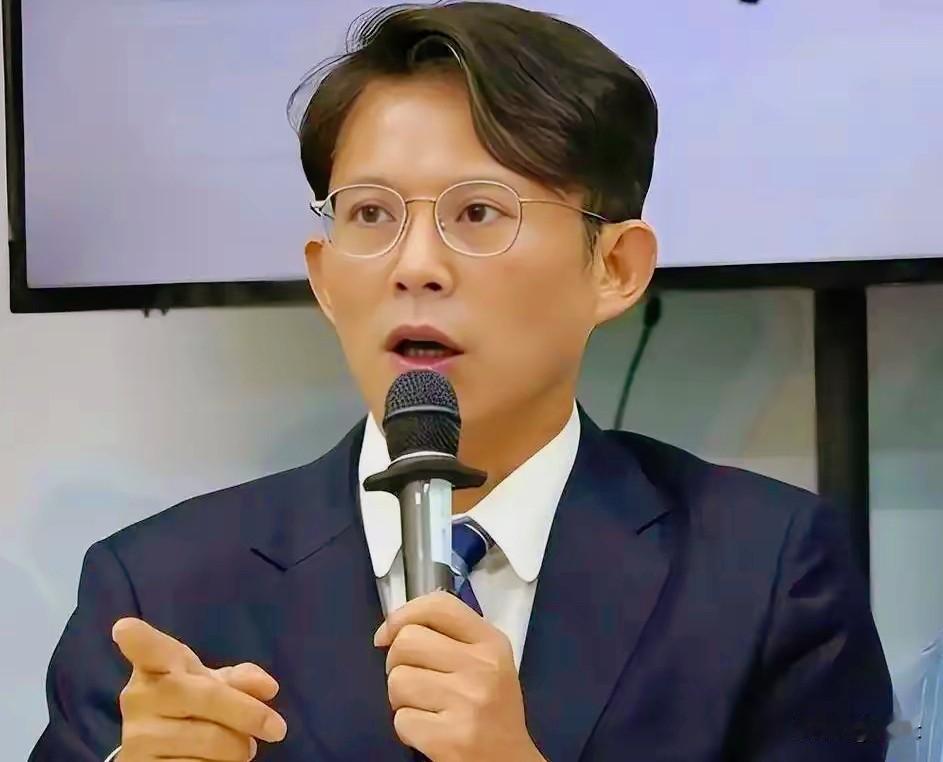 10月9日，岛内又出现有趣一幕，“国民党主席郑丽文”决定不参加台北的双十典礼，转